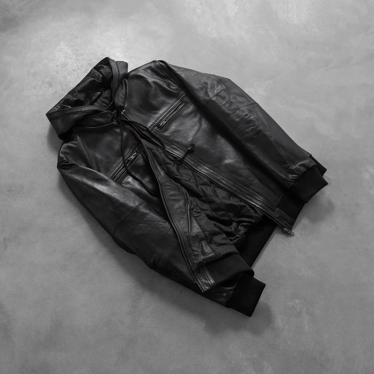 
Pamje e veshur në trup:  Bouncer Biz Black Leather Hooded Bomber Jacket në model në dritë natyrale dite