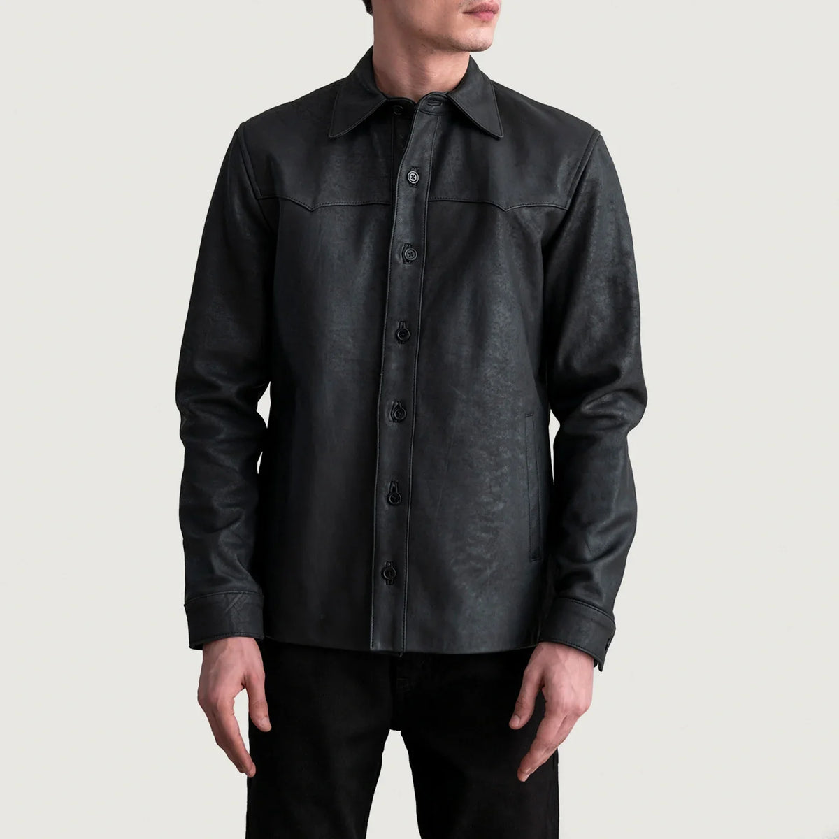 
Bronco Tumbled E zezë Leather Shirt për Meshkuj - Pamje anësore me prerje ergonomike të mëngëve