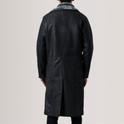 
Detaje nga afër of Notch & Button Hardware on Cai Distressed E zezë Leather Shearling Pallto Lëkure për Meshkuj For Men