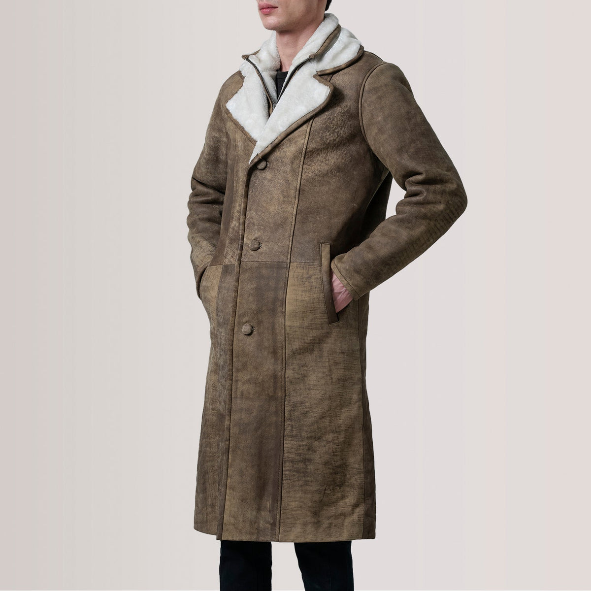 Cai Distressed Brown Leather Shearling Coat For Men - Pamje anësore me prerje ergonomike të mëngëve