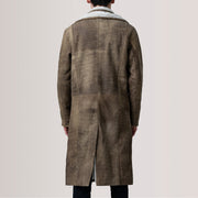 
Detaje nga afër of Notch & Button Hardware on Cai Distressed Kafe Leather Shearling Pallto Lëkure për Meshkuj For Men