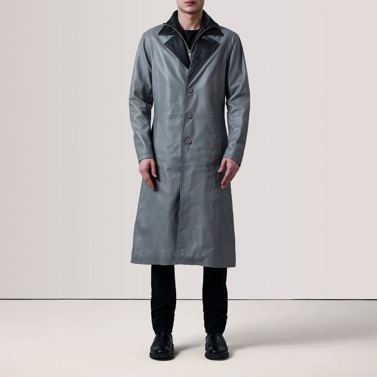
Grey Sheepskin leather Coat - Pamje e pasme me supe të theksuara dhe buzë të pastër