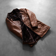 
Pamje e veshur në trup:  Cinnamon Distressed Leather Fur Pallto Lëkure për Meshkuj në model në dritë natyrale dite