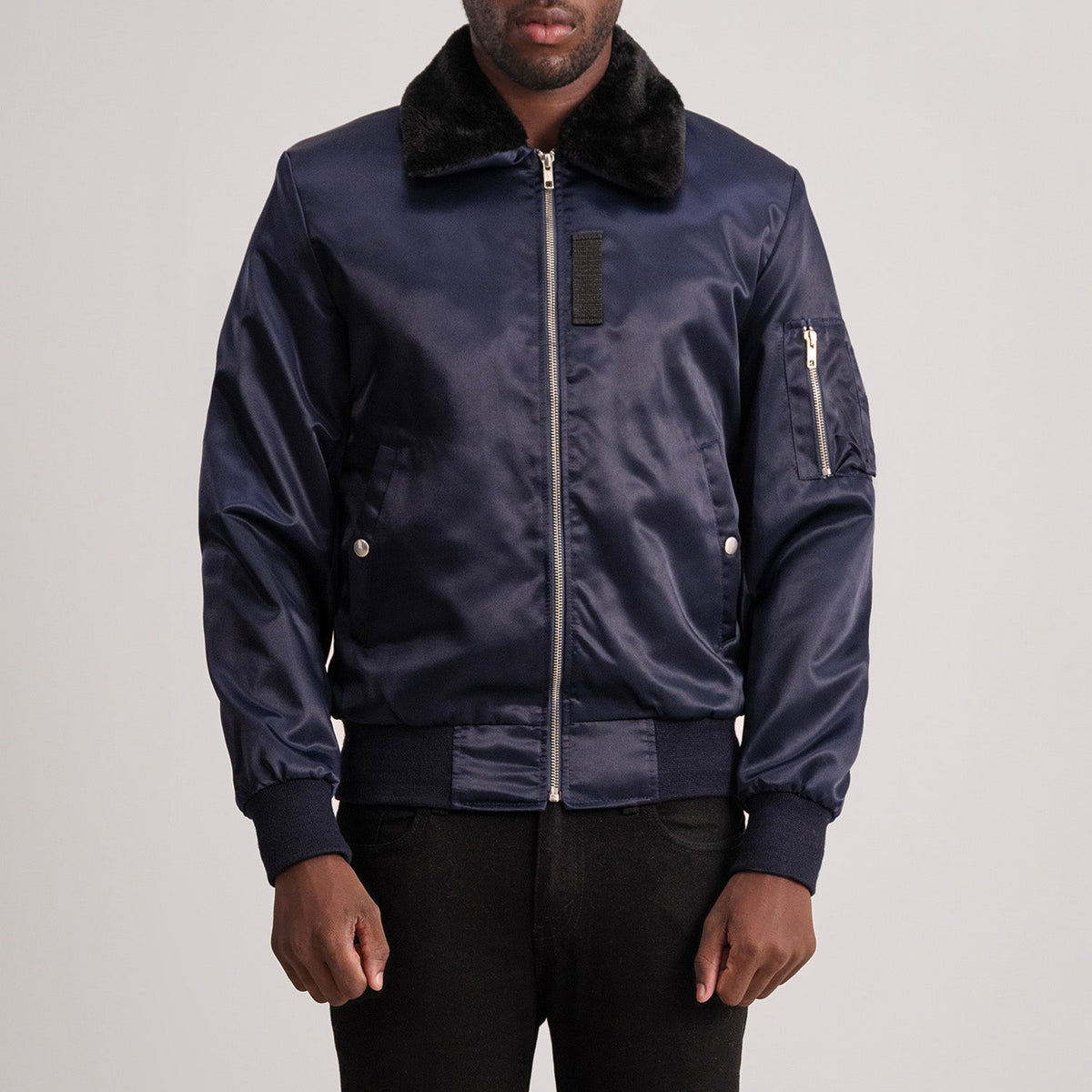
Clyde B-15 Blu Xhaketë Bomber Lëkure për Meshkuj in Blue Satin - Pamje ballore dhe siluetë e përshtatur | Bli online