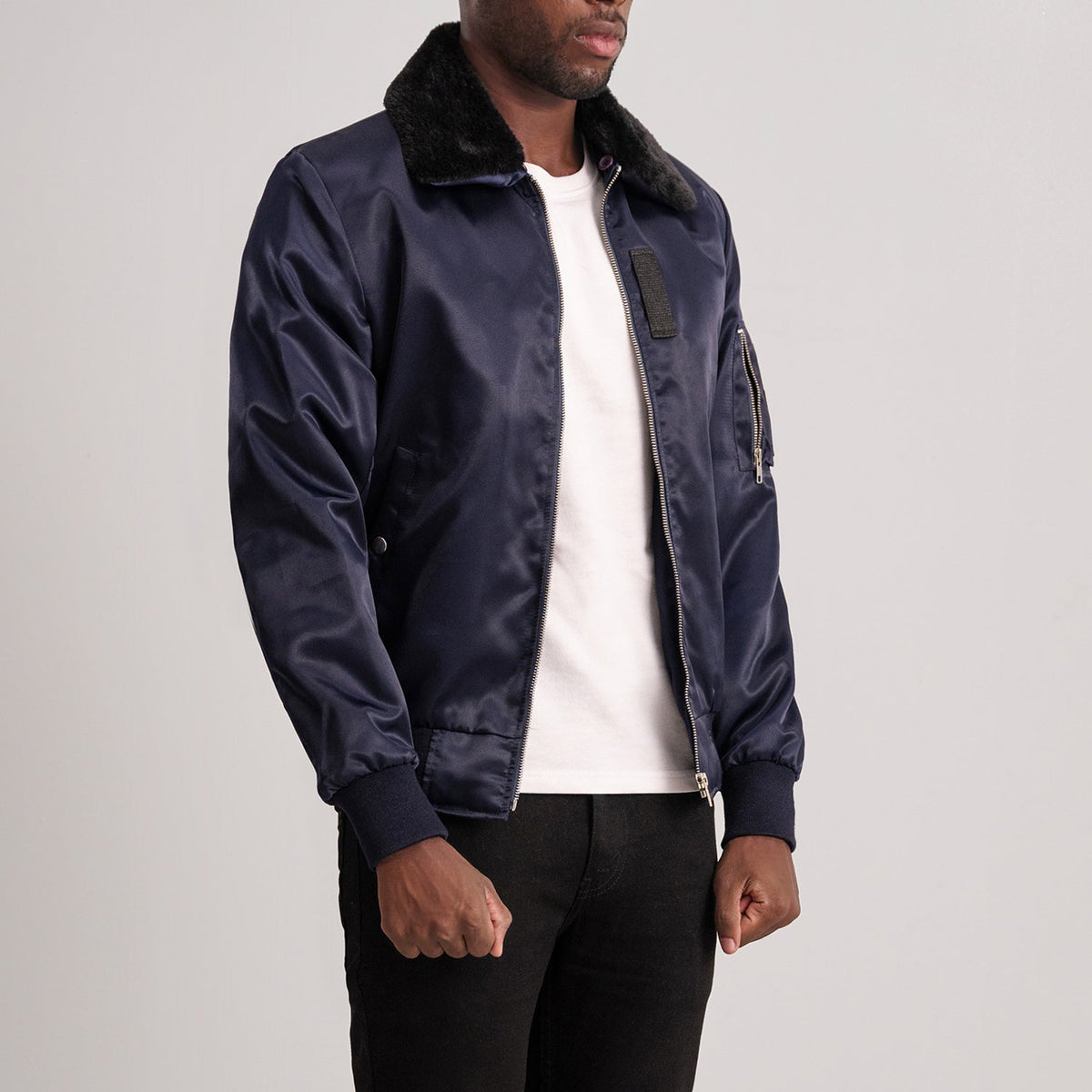 
Blue Satin Bomber Jacket - Pamje e pasme me supe të theksuara dhe buzë të pastër