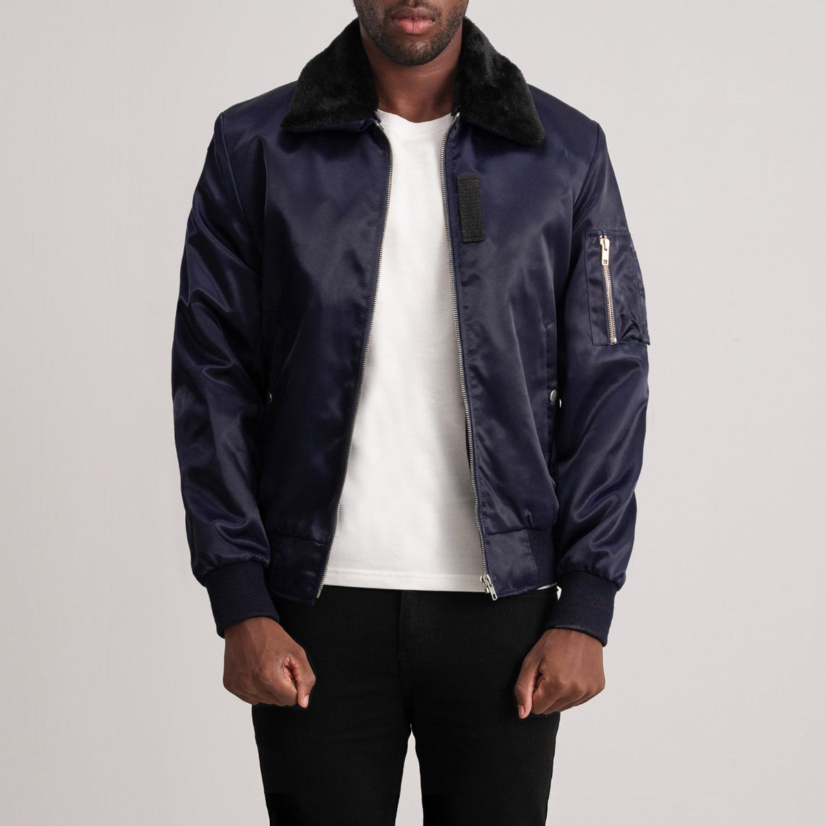 
Clyde B-15 Blu Xhaketë Bomber Lëkure për Meshkuj - Pamje anësore me prerje ergonomike të mëngëve