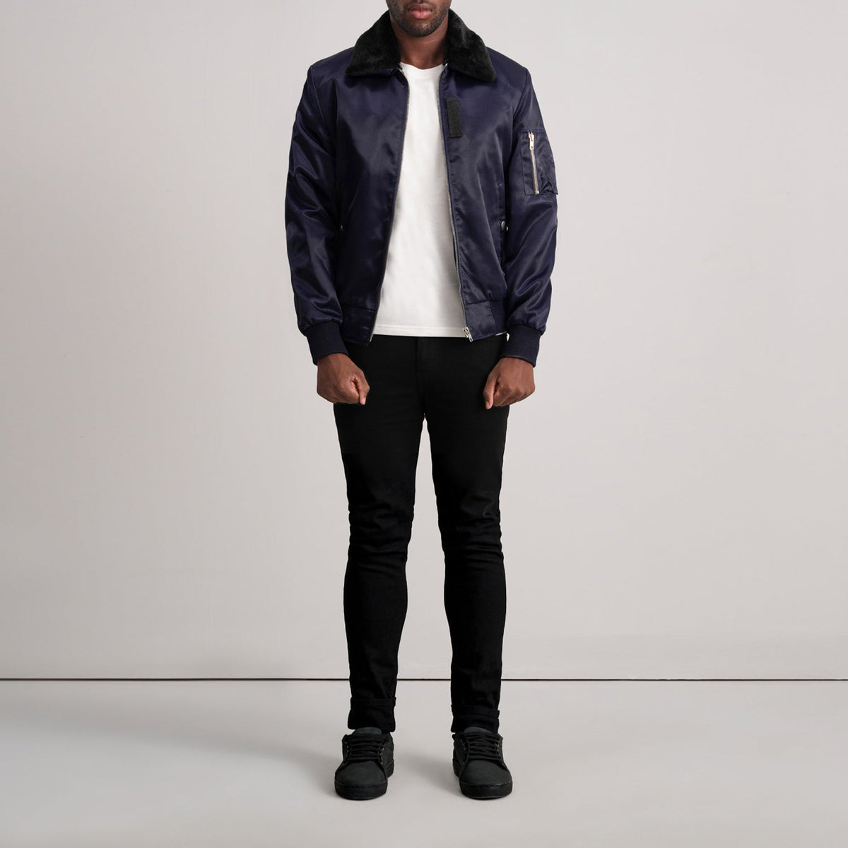 
Detaje nga afër of Removable faux fur collar & Zipper Hardware on Clyde B-15 Blu Xhaketë Bomber Lëkure për Meshkuj