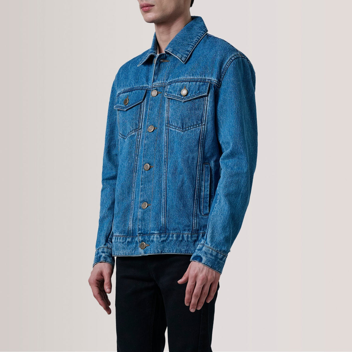 
Conard Blu Denim Trucker Xhaketë Lëkure për Meshkuj For Men - Pamje anësore me prerje ergonomike të mëngëve
