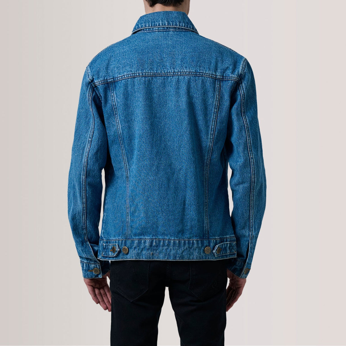 
Detaje nga afër of Classic Collar & Heavy-Duty Zipper Hardware on Conard Blu Denim Trucker Xhaketë Lëkure për Meshkuj For Men
