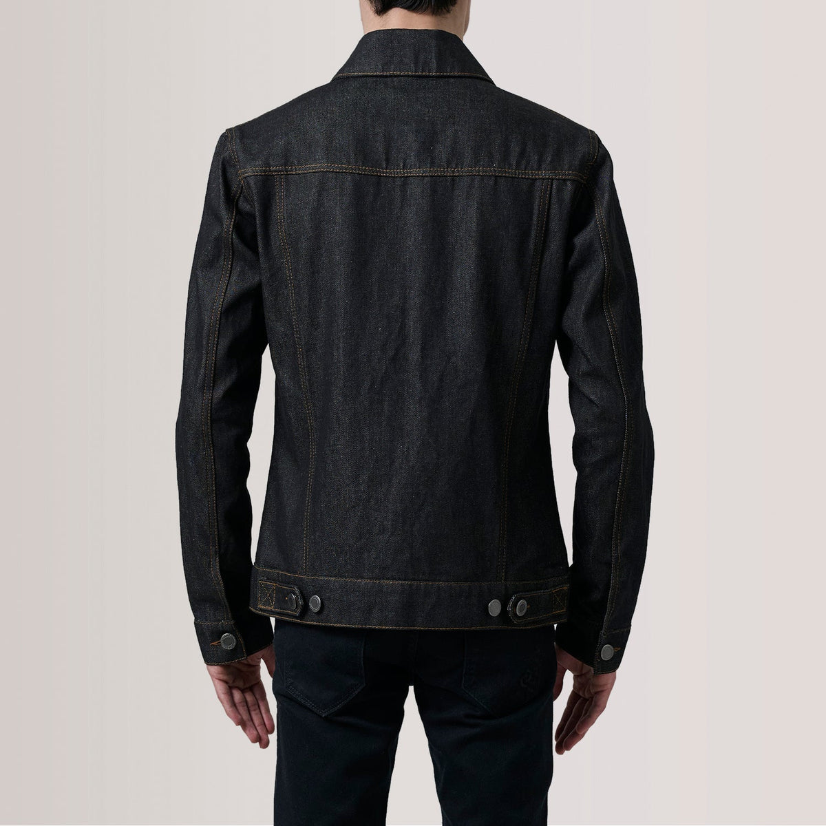 
Detaje nga afër of Classic Collar & Heavy-Duty Zipper Hardware on Conard Faded E zezë Denim Trucker Xhaketë Lëkure për Meshkuj For Men