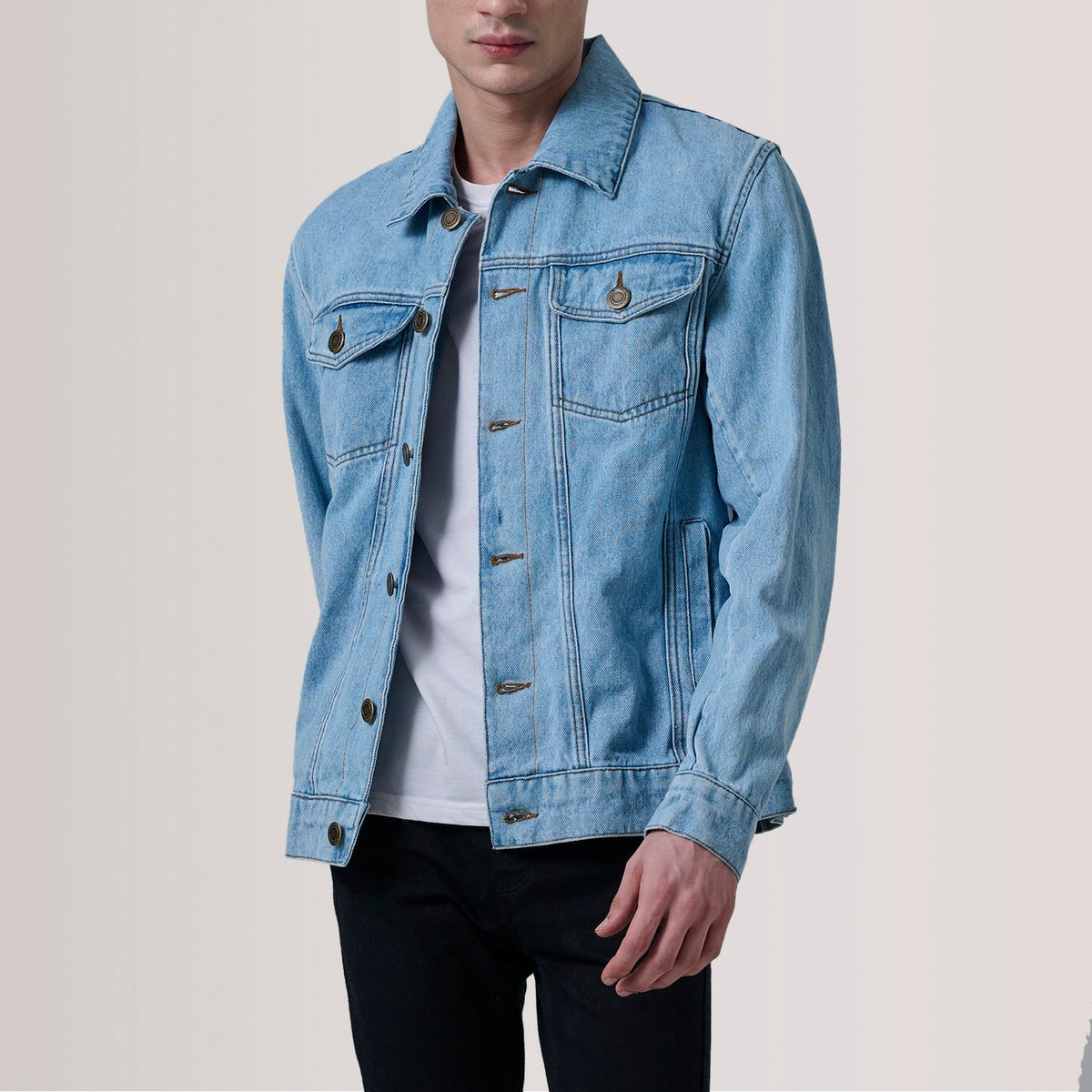 
Conard Light Blu Denim Trucker Xhaketë Lëkure për Meshkuj For Men in Light Blue Full-Grain Leather - Pamje ballore dhe siluetë e përshtatur | Bli online
