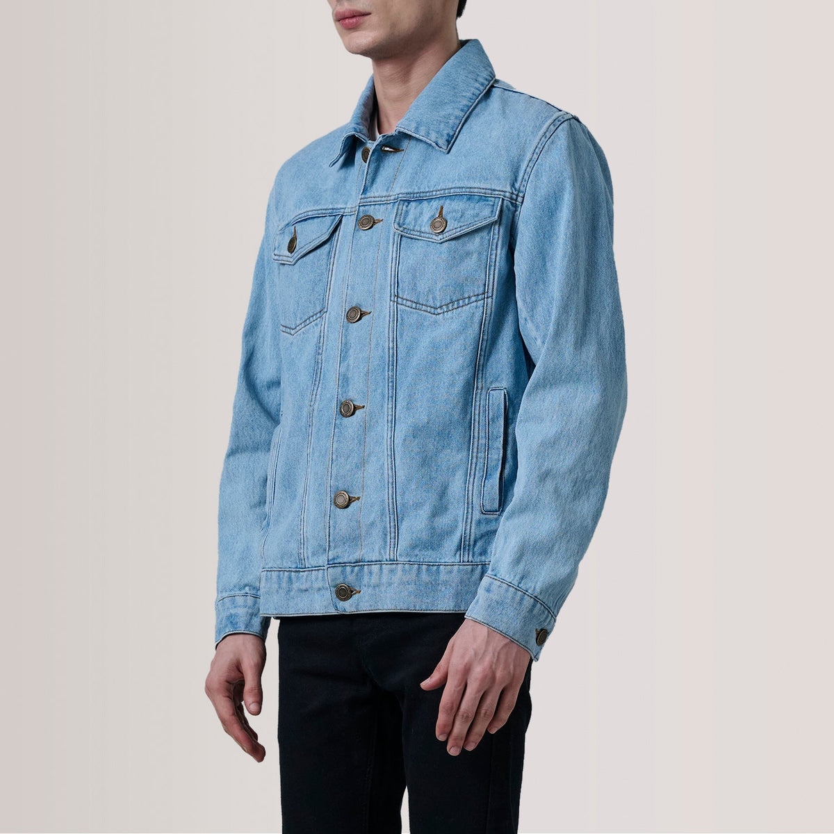 
Conard Light Blu Denim Trucker Xhaketë Lëkure për Meshkuj For Men - Pamje anësore me prerje ergonomike të mëngëve