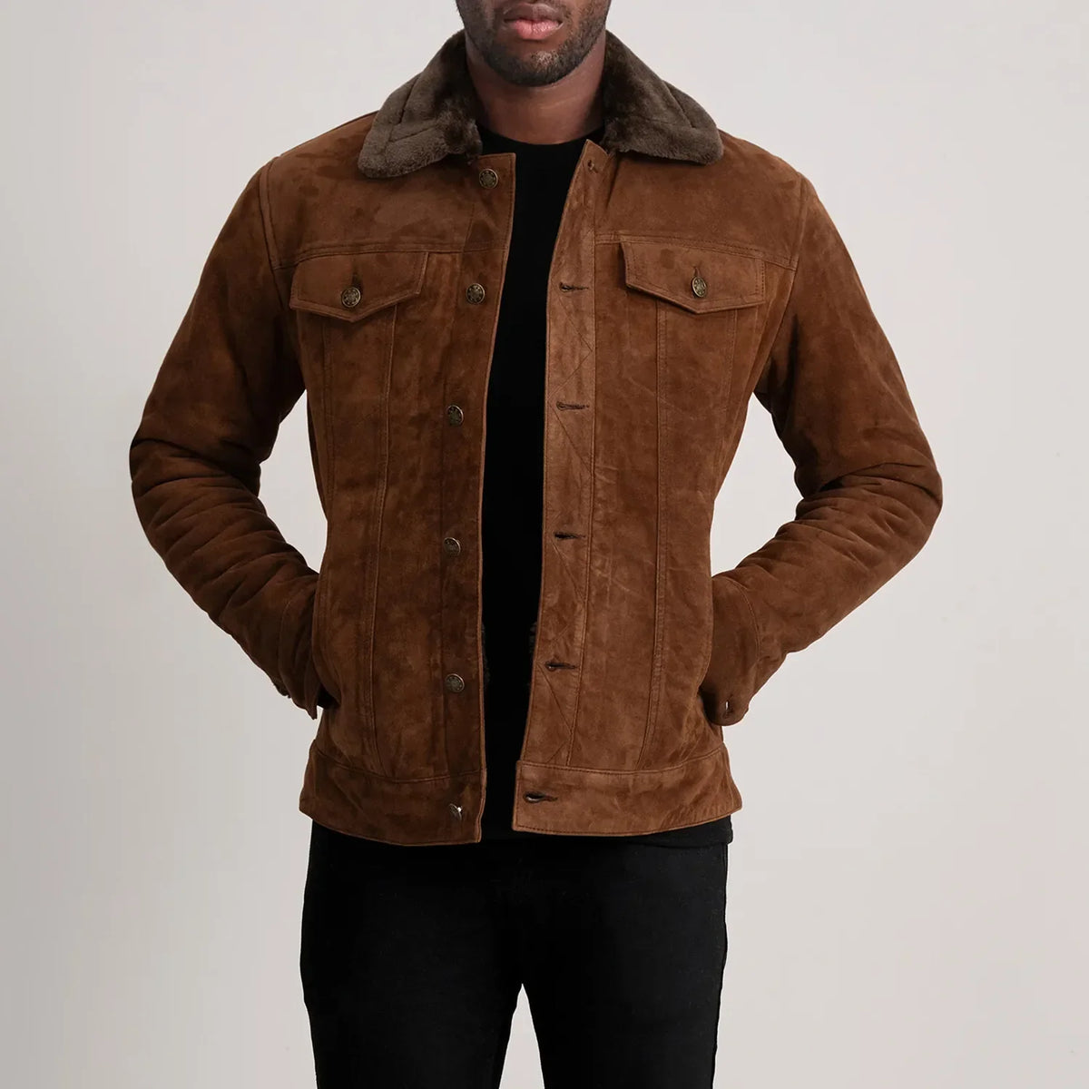 
Dallis Kafe Suede Shearling Trucker Xhaketë Lëkure për Meshkuj in Brown Goatskin Suede - Pamje ballore dhe siluetë e përshtatur | Bli online