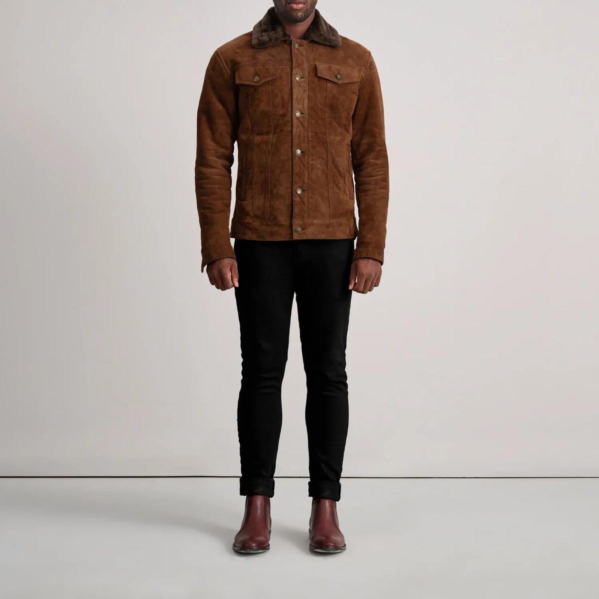 
Dallis Kafe Suede Shearling Trucker Xhaketë Lëkure për Meshkuj - Pamje anësore me prerje ergonomike të mëngëve