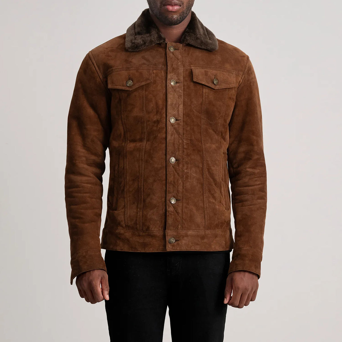 
Detaje nga afër of Classic Collar & Button Hardware on Dallis Kafe Suede Shearling Trucker Xhaketë Lëkure për Meshkuj