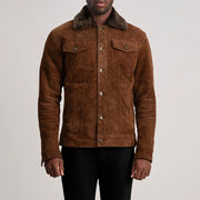 
Detaje nga afër of Classic Collar & Button Hardware on Dallis Kafe Suede Shearling Trucker Xhaketë Lëkure për Meshkuj