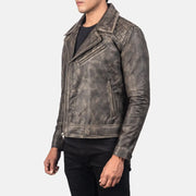 
Pamje e veshur në trup:  Danny Quilted Brown Leather Biker Jacket në model në dritë natyrale dite