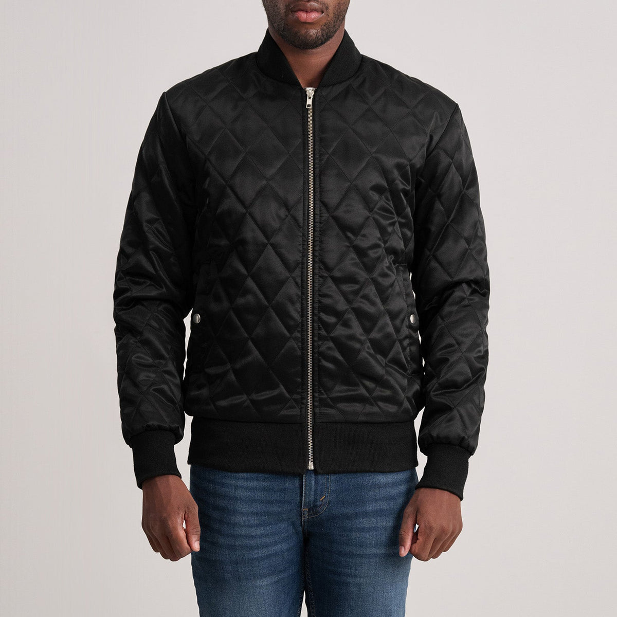 
Danson E tegelisur E zezë Varsity Xhaketë Lëkure për Meshkuj in Black Satin - Pamje ballore dhe siluetë e përshtatur | Bli online