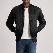 
Black Satin Varsity Jacket - Pamje e pasme me supe të theksuara dhe buzë të pastër