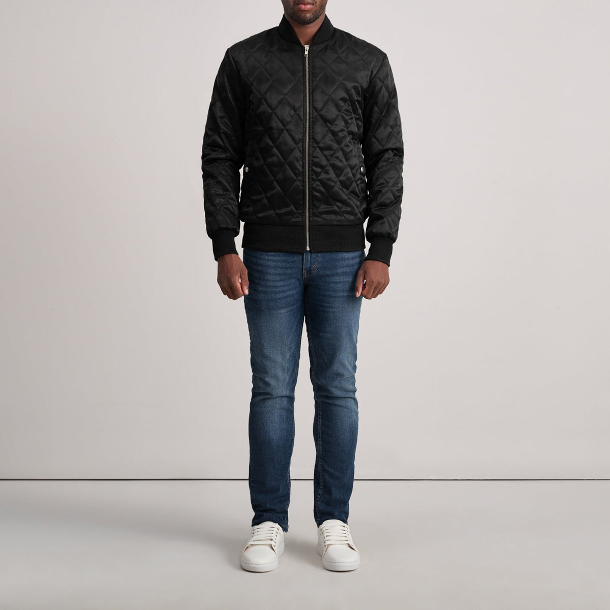 
Detaje nga afër of Varsity & Zipper Hardware on Danson E tegelisur E zezë Varsity Xhaketë Lëkure për Meshkuj