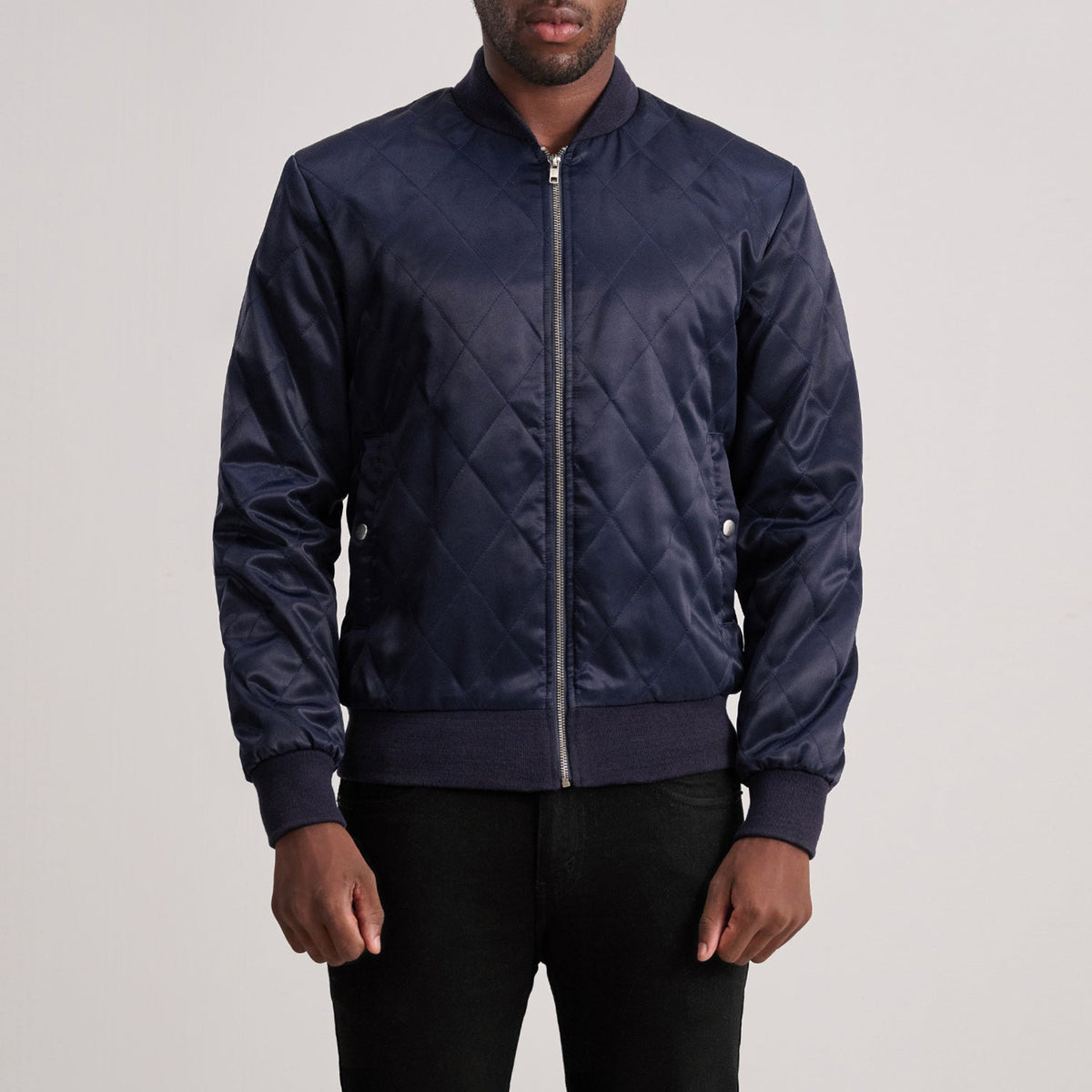 
Danson E tegelisur Blu Varsity Xhaketë Lëkure për Meshkuj in Blue Satin - Pamje ballore dhe siluetë e përshtatur | Bli online