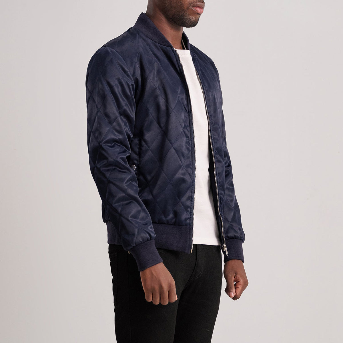 
Blue Satin Varsity Jacket - Pamje e pasme me supe të theksuara dhe buzë të pastër