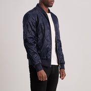 
Blue Satin Varsity Jacket - Pamje e pasme me supe të theksuara dhe buzë të pastër