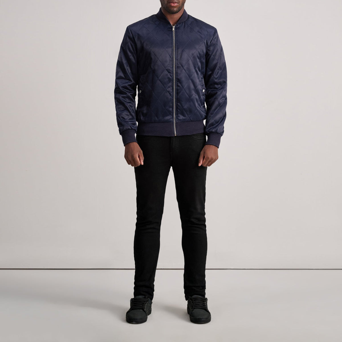 
Detaje nga afër of Varsity & Zipper Hardware on Danson E tegelisur Blu Varsity Xhaketë Lëkure për Meshkuj