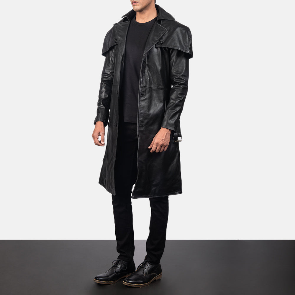
Deux E zezë Leather Duster për Meshkuj - Pamje anësore me prerje ergonomike të mëngëve