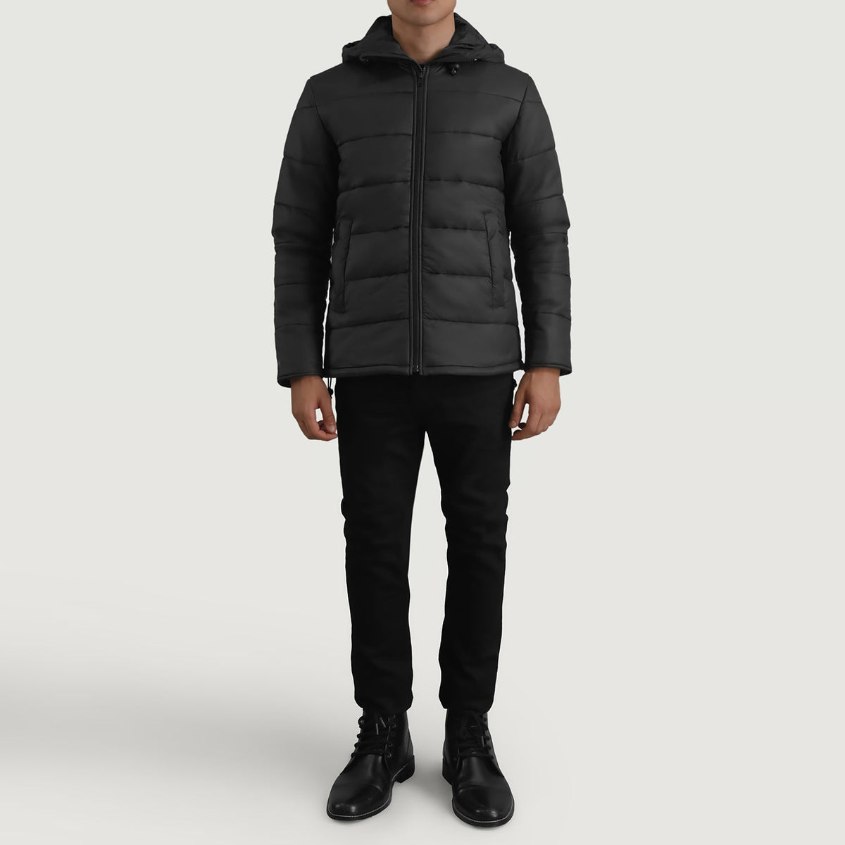 
Erico E zezë Hooded Puffer Xhaketë Lëkure për Meshkuj - Pamje anësore me prerje ergonomike të mëngëve