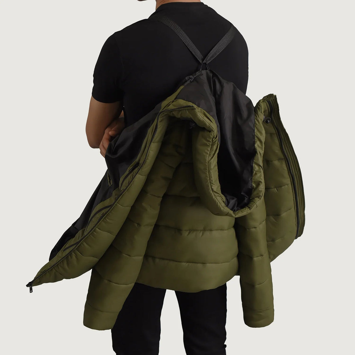 
Detaje nga afër of Classic Collar & Zipper With Wind Flap Hardware on Erico E gjelbër Hooded Puffer Xhaketë Lëkure për Meshkuj