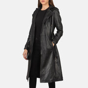
Fixon Hooded E zezë Mantel Trench Lëkure për Femra in Black Sheepskin Leather - Pamje ballore dhe siluetë e përshtatur | Bli online