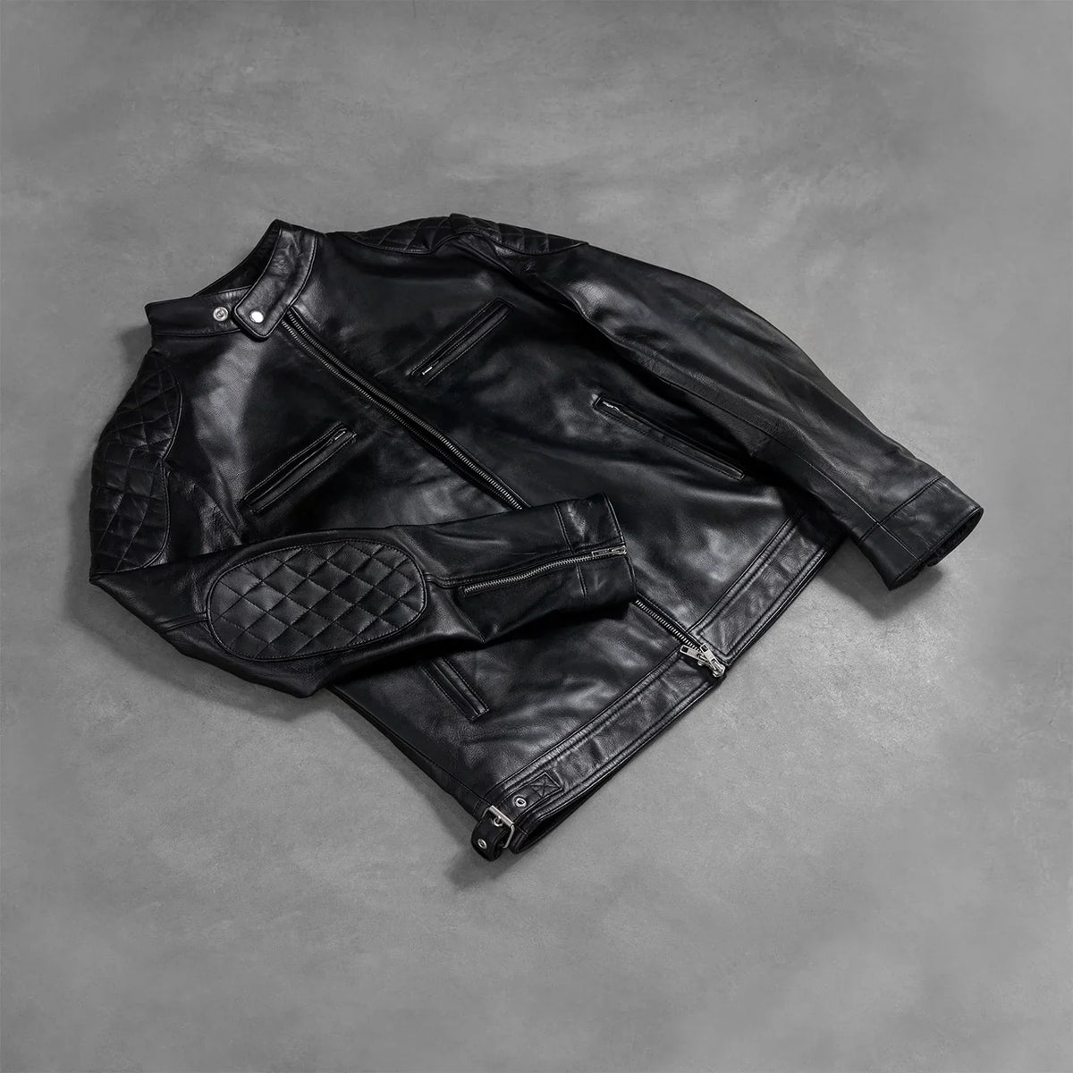 
Përpunim artizanal i buzës së poshtme Gatsby Quilted Black Leather Biker Jacket