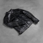 
Përpunim artizanal i buzës së poshtme Gatsby Quilted Black Leather Biker Jacket
