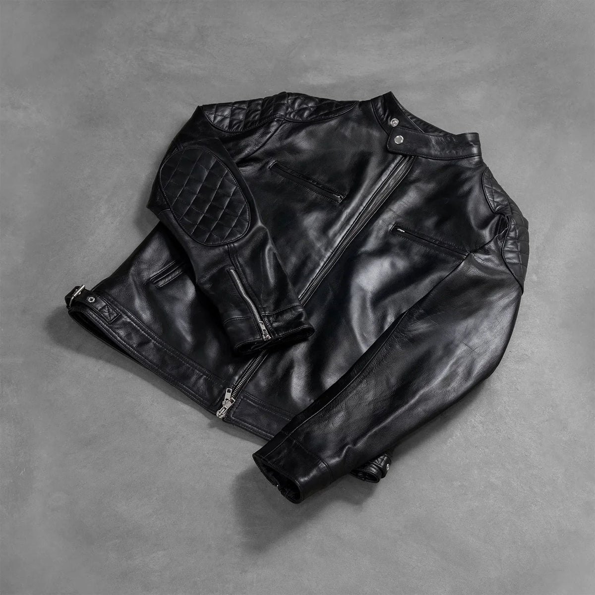 
Pamje e veshur në trup:  Gatsby Quilted Black Leather Biker Jacket në model në dritë natyrale dite