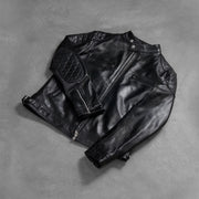 
Pamje e veshur në trup:  Gatsby Quilted Black Leather Biker Jacket në model në dritë natyrale dite