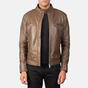 
Gatsby Mocha Xhaketë Motociklisti Lëkure për Meshkuj in Dark Brown Sheepskin Leather - Pamje ballore dhe siluetë e përshtatur | Bli online