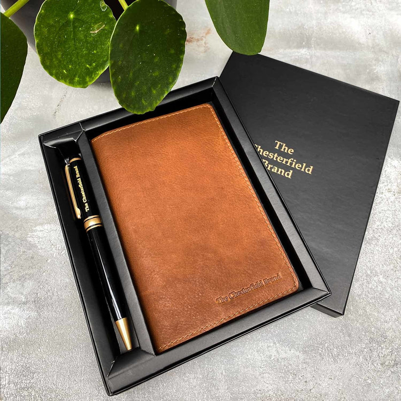 Giftset Leather Writing Case and Pen (Passport holder) për femra