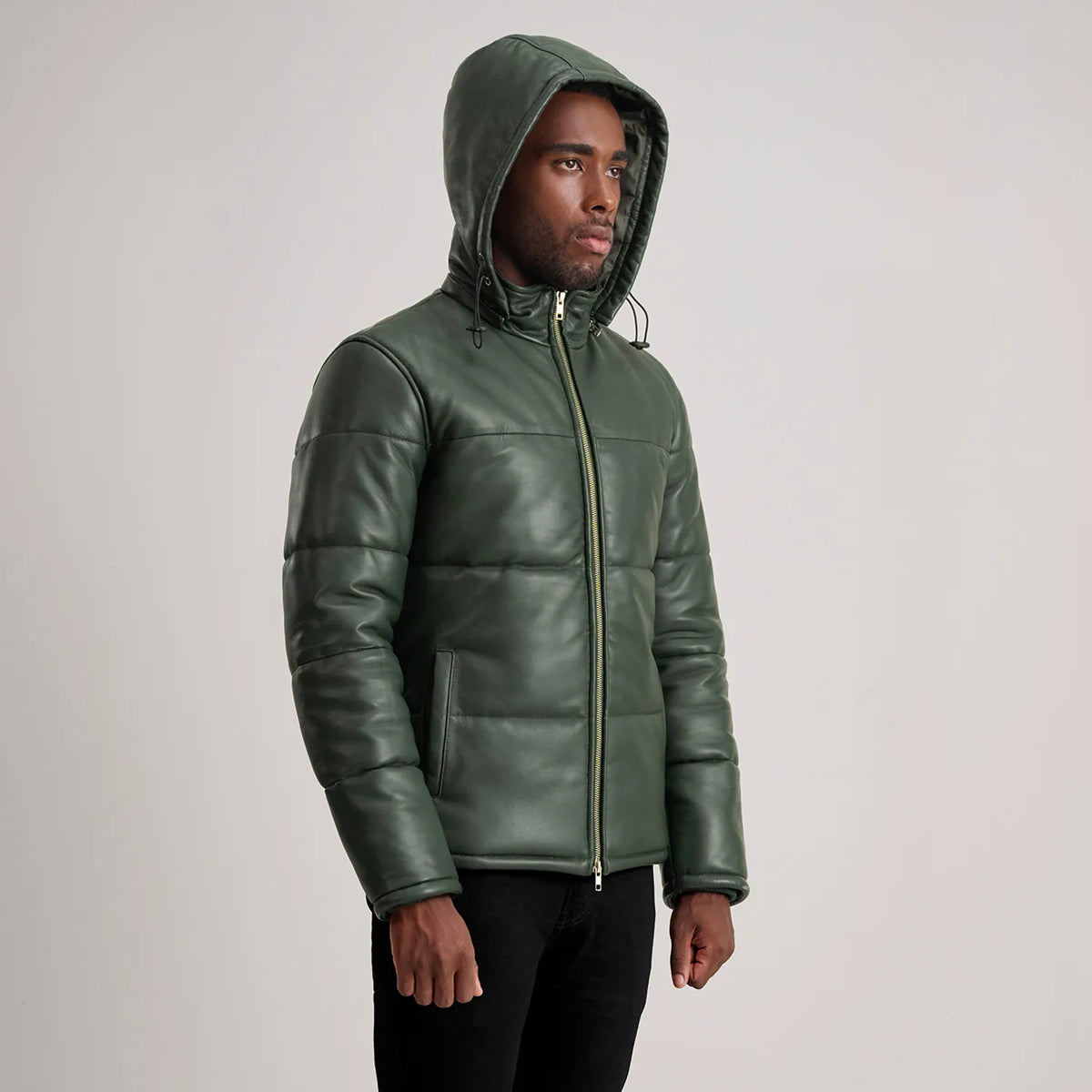 
Pamje e veshur në trup:  Gordon Tan Hooded Leather Puffer Jacket në model në dritë natyrale dite