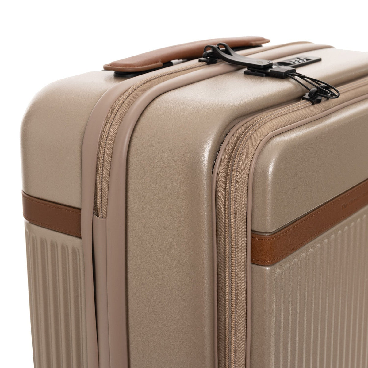 
Tailored Rib Cuffs & Hem Craftsmanship Construction Detail on Hand Luggage Suitcase Front Pocket Zuna për Femra për Femra