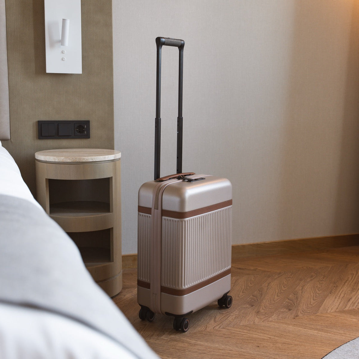 
Hand Luggage Suitcase Zuna për Femra për Femra - Pamje anësore me prerje ergonomike të mëngëve