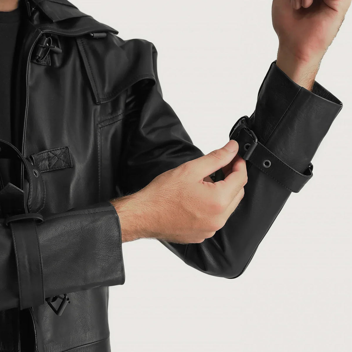 
Detaje nga afër of Shirt collar with a large hood & Belted Hardware on Huntsman E zezë Hooded Mantel Trench Lëkure për Meshkuj