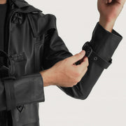 
Detaje nga afër of Shirt collar with a large hood & Belted Hardware on Huntsman E zezë Hooded Mantel Trench Lëkure për Meshkuj