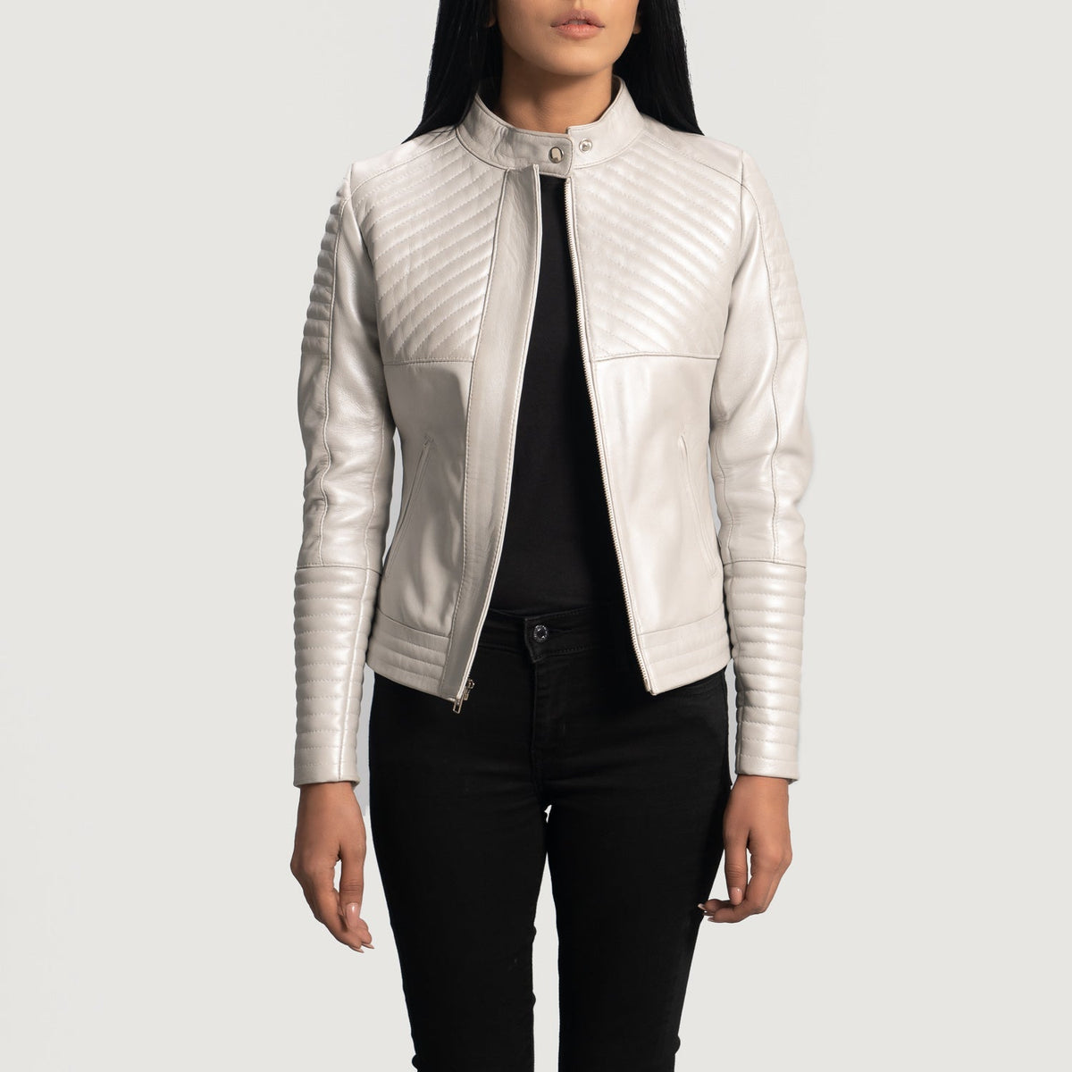 Ice Maiden Silver Quilted Leather Biker Jacket - Pamje anësore me prerje ergonomike të mëngëve