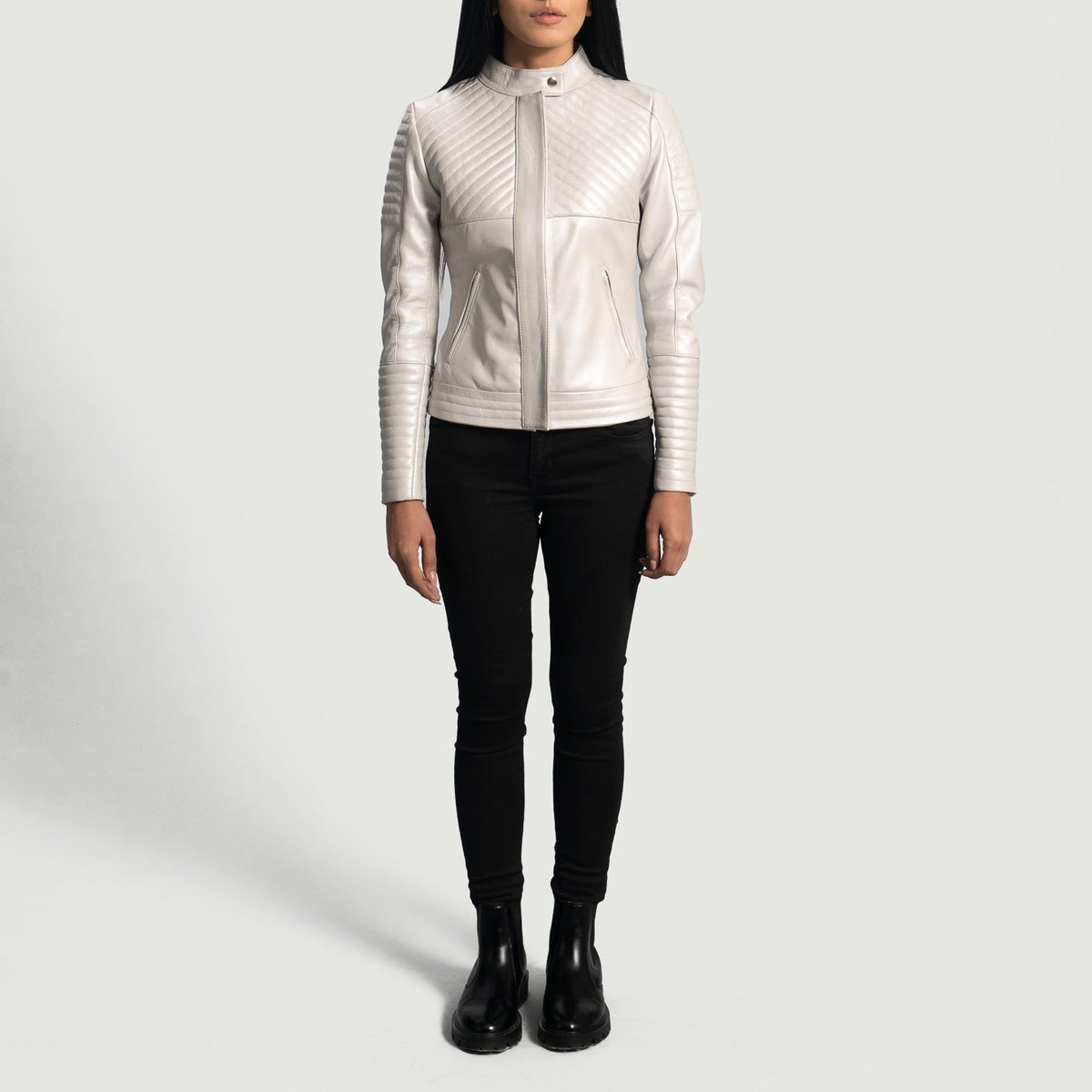 Pamje e afërt e jakës me kopsë dhe zinxhirëve Ice Maiden Silver Quilted Leather Biker Jacket