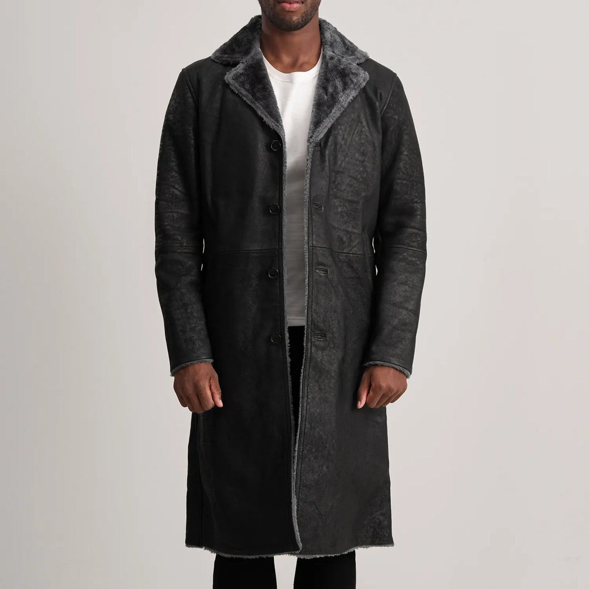 
Kolby Distressed Black Shearling Long Coat in Distressed Black Sheepskin Snuffed - Pamje ballore dhe siluetë e përshtatur | Bli online