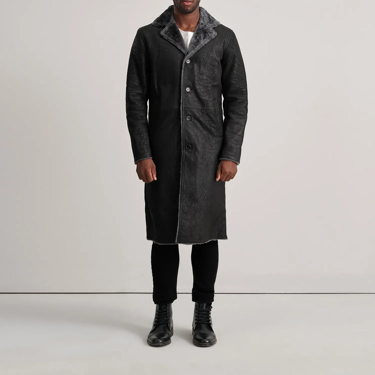 
Kolby Distressed Black Shearling Long Coat - Pamje anësore me prerje ergonomike të mëngëve