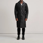 
Kolby Distressed Black Shearling Long Coat - Pamje anësore me prerje ergonomike të mëngëve