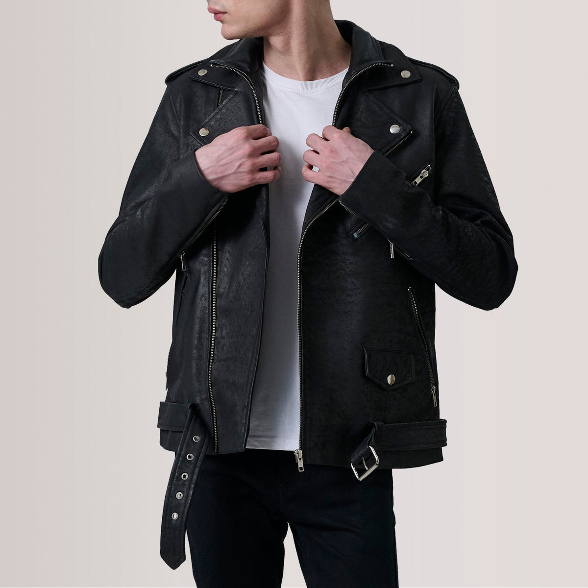 
Kole Distressed E zezë Leather Double Rider Xhaketë Lëkure për Meshkuj in Distressed Black Sheepskin Snuffed - Pamje ballore dhe siluetë e përshtatur | Bli online