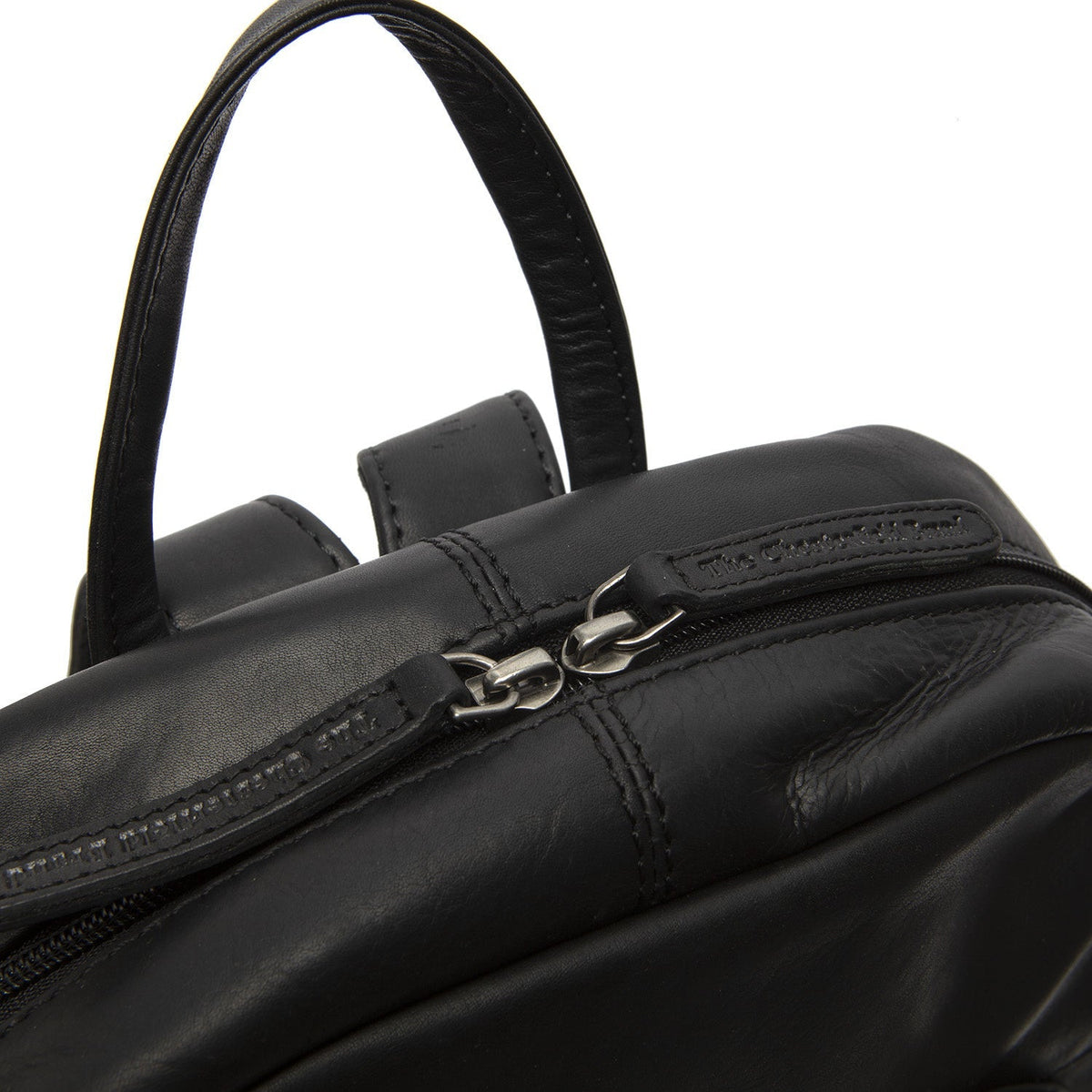
Solid Antique Brass Hardware & Heavy-Duty Dual Zipper Detail on Santana Lëkurë e vërtetë cilësore Backpack